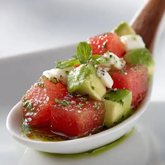 Cucharitas de Sandía, Aguacate y Queso Fresco con Aceite de Albahaca: Bocados de Verano Elegantes 4 Cucharitas de Sandía, Aguacate y Queso Fresco con Aceite de Albahaca