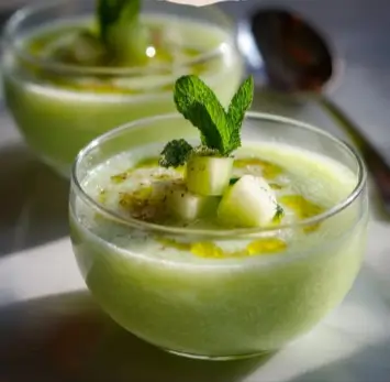 Gazpacho Suave de Melón y Pepino con Toque de Limón: Frescura Líquida para Días Cálidos