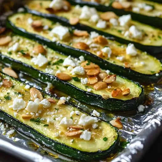 Calabacín Asado con Ajo, Perejil, Queso Feta y Almendras: Un Festín de Sabores y Texturas
