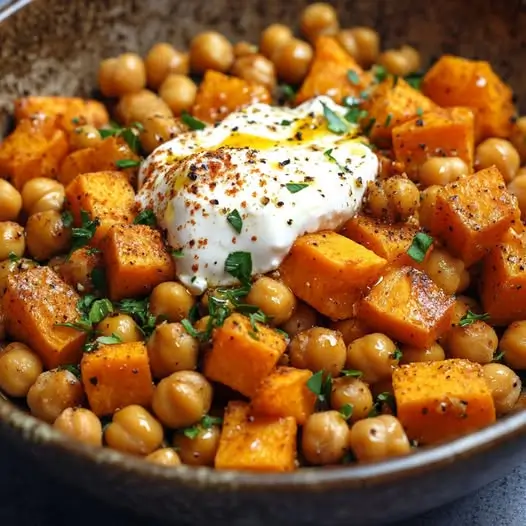 Ensalada de Garbanzos Templada con Boniato Asado, Burrata y Salsa de Mostaza y Miel: Una Experiencia de Sabor y Confort