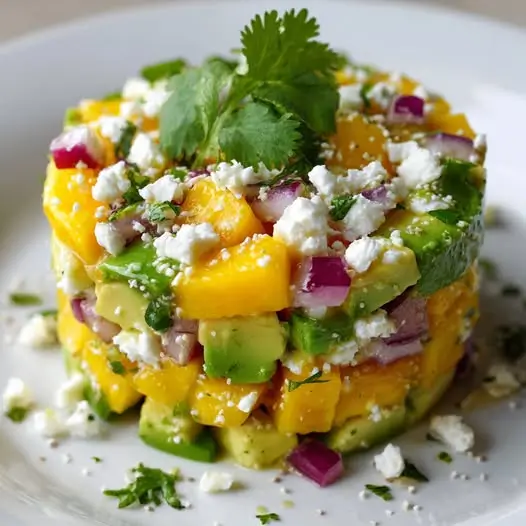 Tartar de Aguacate, Mango y Queso Feta con Vinagreta de Jengibre y Lima: Un Bocado Tropical y Refrescante