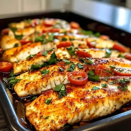 Filete de Pescado al Horno con Especias y Tomates: Sabor Mediterráneo en Tu Mesa