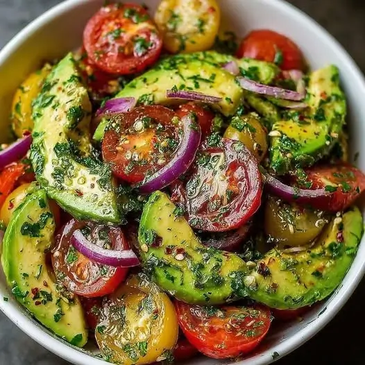 Ensalada de Aguacate y Tomate con Hierbas: ¡Fresca, Ligera y Llena de Sabor!