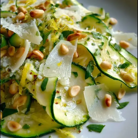 Carpaccio de Calabacín con Limón, Piñones y Queso Curado: Fresco, Ligero y Listo en Minutos