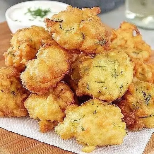 Buñuelos de Calabacín y Yogur: El Aperitivo Crujiente que Te Sorprenderá