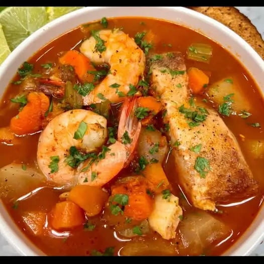 Caldo de Pescado con Camarón: Un Viaje Culinario al Mar