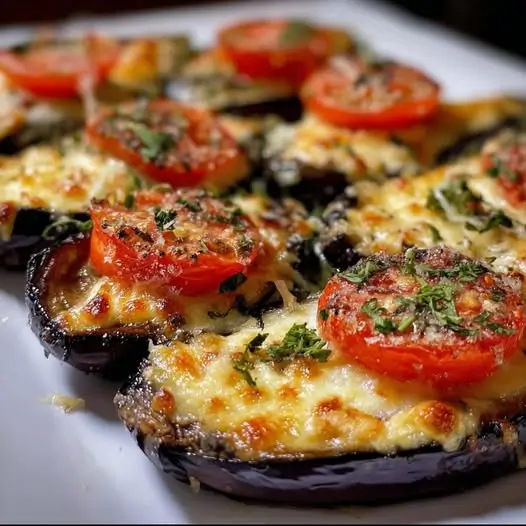 Berenjenas Asadas con Tomate y Queso: Un Clásico Mediterráneo