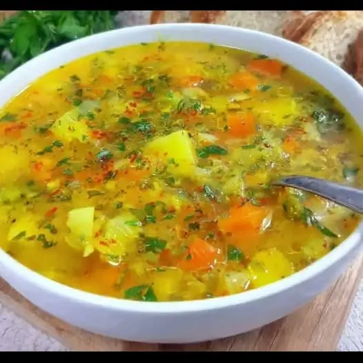 Zuppa di Verdure Semplice e Salutare: Un Confortante Classico Italiano