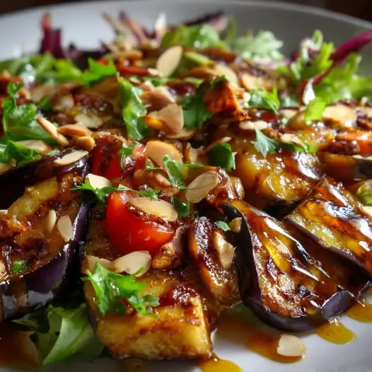 Ensalada Tibia de Berenjena Asada y Almendras: El Sabor del Mediterráneo