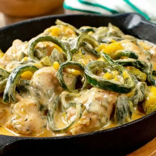 Pollo con Rajas a la Crema: Un Clásico Cremoso y Lleno de Sabor