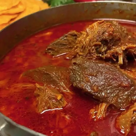 Birria de Res Especial de la Casa: Tradición y Sabor Inconfundible