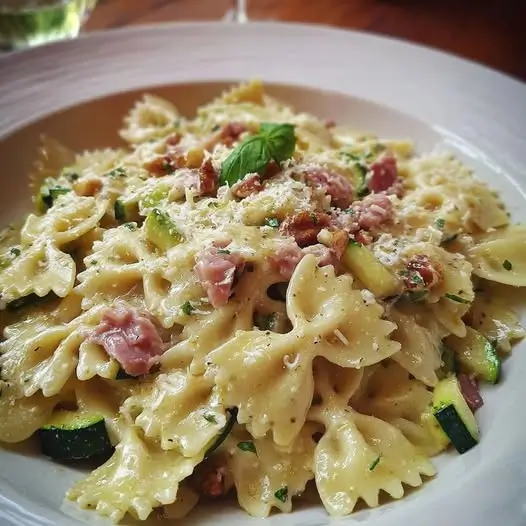 Farfalle Cremose: Il Primo Piatto Veloce con Zucchine, Prosciutto Cotto e Noci
