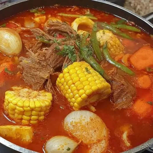 Caldo de Res Rojo: El Reconfortante Estofado Mexicano con Toque de Chile