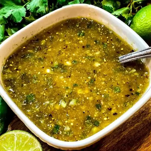 Salsa Verde Tatemada: El Secreto Ahumado para Tacos y Antojitos