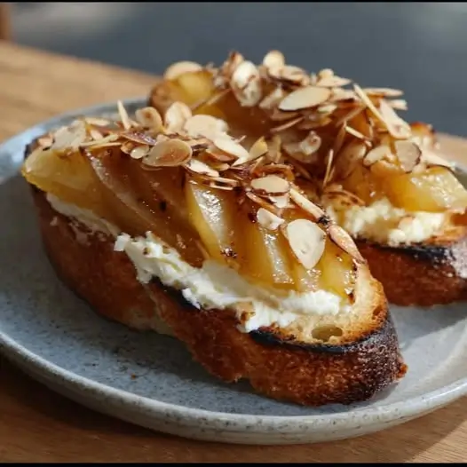 Baguette Crujiente con Queso Crema, Pera y Almendras Tostadas: Aperitivo de Texturas y Sabores