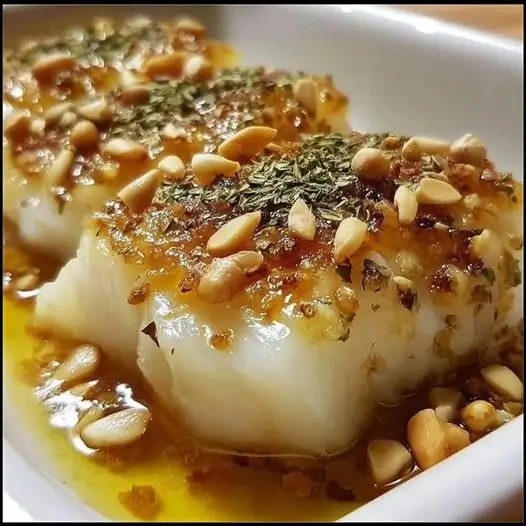 BACALAO ENCEBOLLADO, GRATINADO CON MAYONESA DE AJO: El Equilibrio Perfecto entre Mar y Tierra