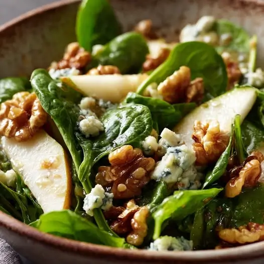 Ensalada de Espinacas, Peras y Queso Azul con Nueces Caramelizadas: Fresca, Elegante y de Contraste