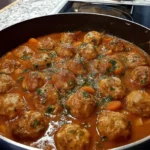 Albóndigas Guisadas en Salsa de Vino y Verduras