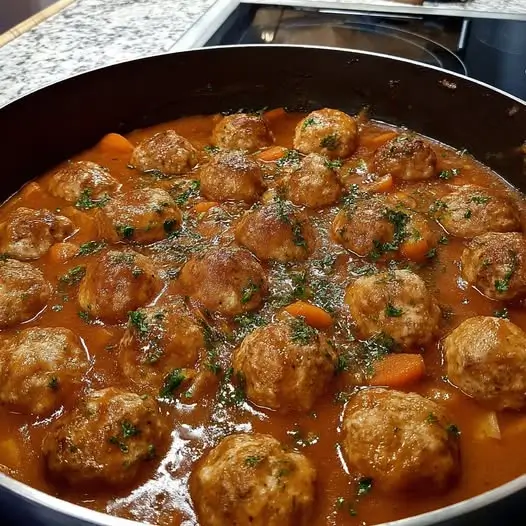 Albóndigas Guisadas en Salsa de Vino y Verduras : Receta Clásica de la Abuela